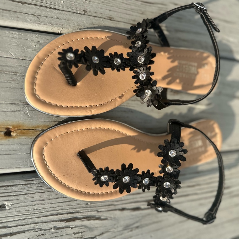 Primark Black Floral Embellished T-strap Sandals Wide Fit size 7 Wide NWOT - Picture 2 of 8
